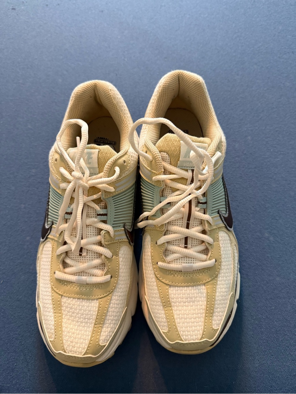 Men/Women’s Nike Vomeros. Brown, tan and mint green/blue. Mens 8, womens 9.5 - Picture 2 of 5